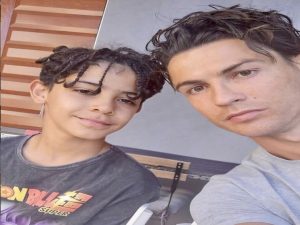 Ronaldo bắt con trai điệu như mình, Chị gái CR7 phản pháo HLV Sarri
