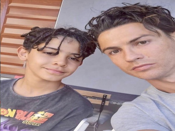 Ronaldo bắt con trai điệu như mình, Chị gái CR7 phản pháo HLV Sarri