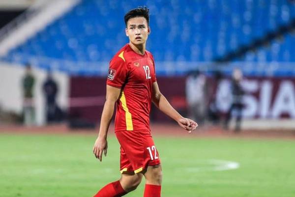 Hậu vệ Bùi Hoàng Việt Anh: 1m81