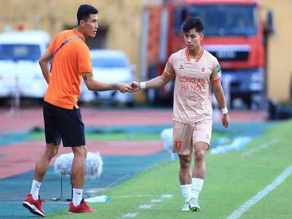 Bóng đá VN 14/3: Văn Thanh dính chấn thương cổ chân